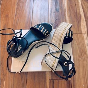 Cute Sandal! Comfy, unique & easy match, must have